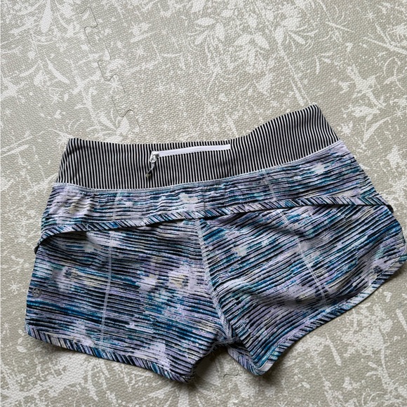 Lululemon Speed Short *4-way Stretch 2.5" size 6 Blurry Belle Multi / stripe - Picture 6 of 7